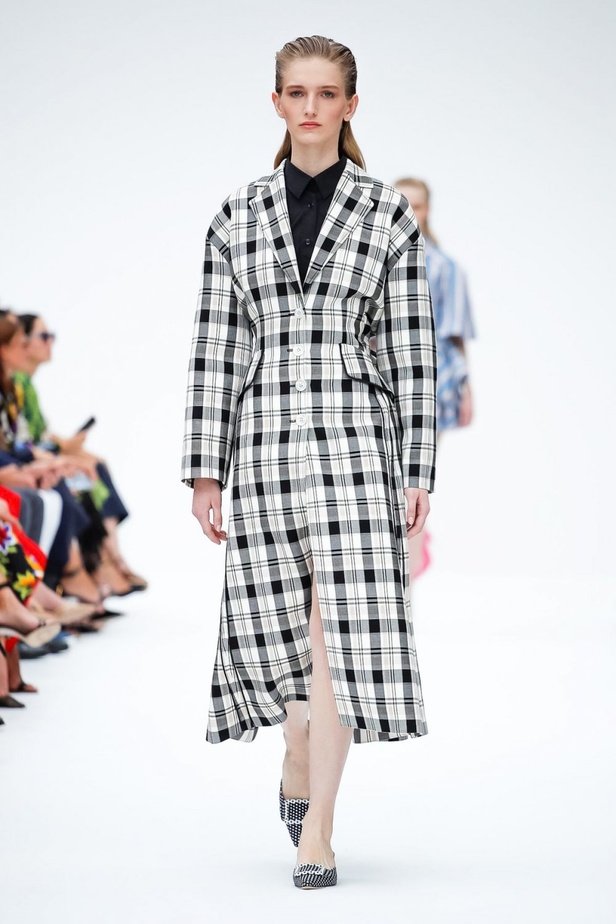 عرض أزياء كارولينا هيريرا لموسم ربيع وصيف 2020