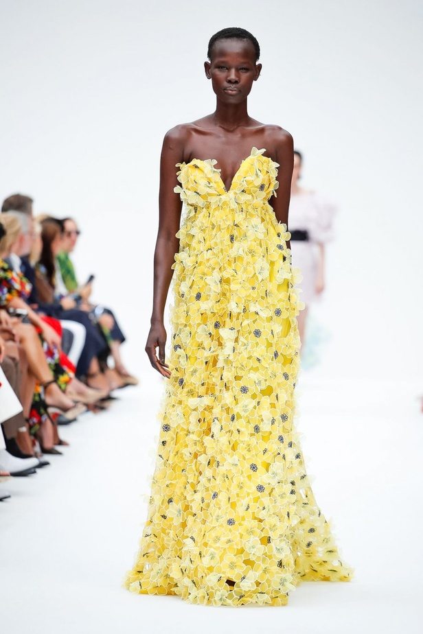 عرض أزياء كارولينا هيريرا لموسم ربيع وصيف 2020