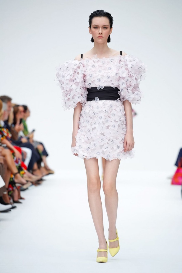 عرض أزياء كارولينا هيريرا لموسم ربيع وصيف 2020