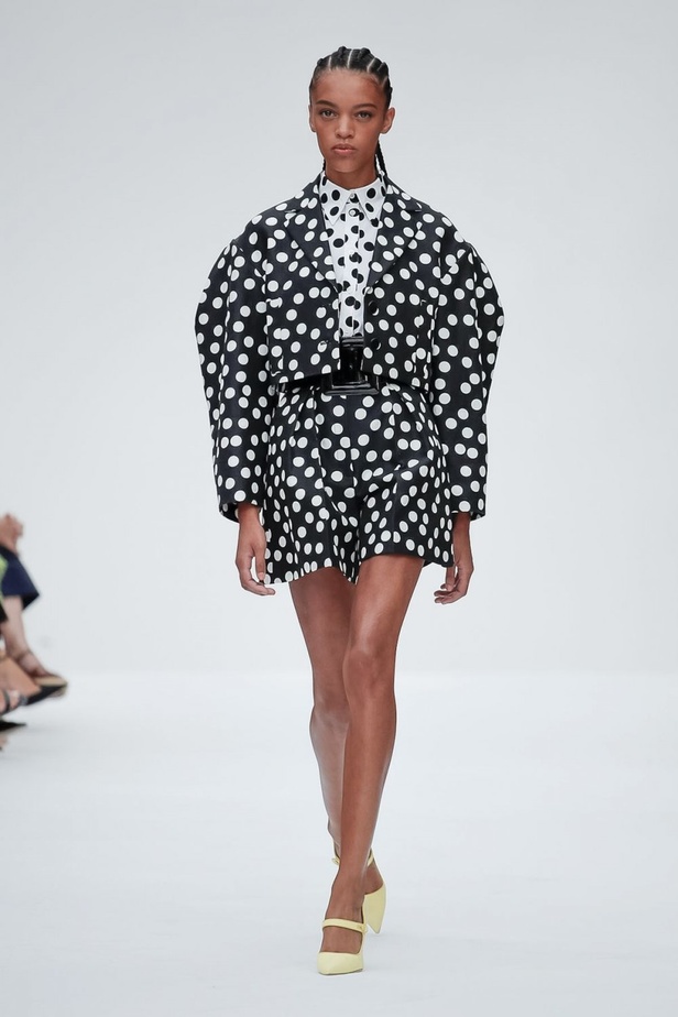 عرض أزياء كارولينا هيريرا لموسم ربيع وصيف 2020