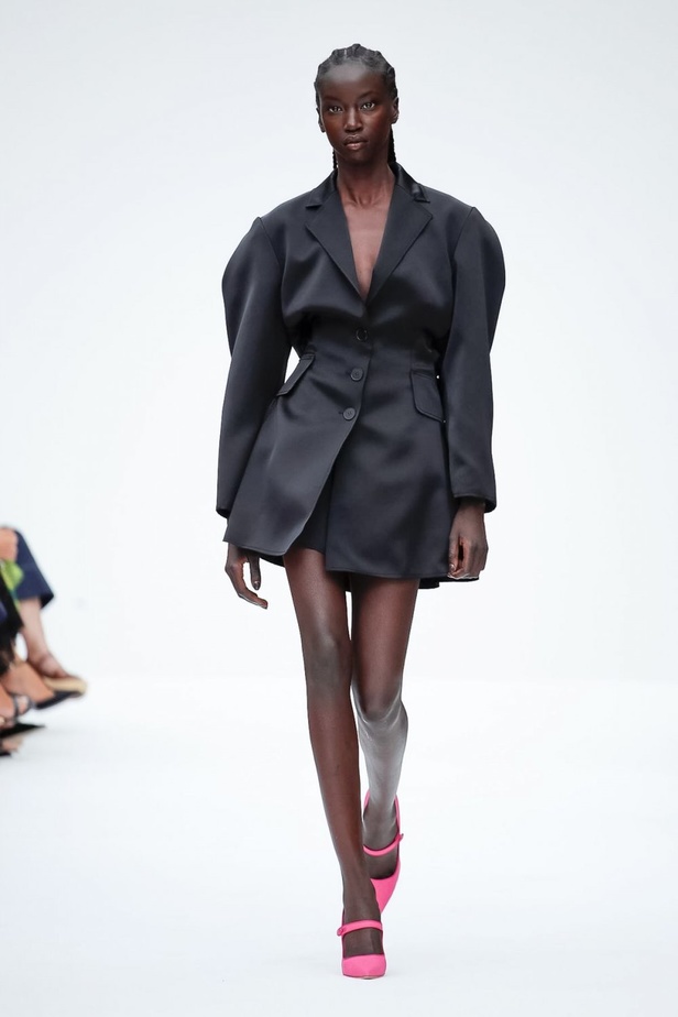 عرض أزياء كارولينا هيريرا لموسم ربيع وصيف 2020