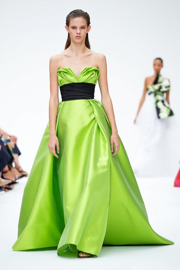 عرض أزياء كارولينا هيريرا لموسم ربيع وصيف 2020