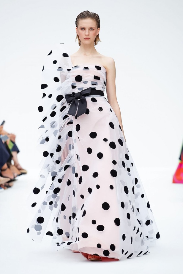 عرض أزياء كارولينا هيريرا لموسم ربيع وصيف 2020