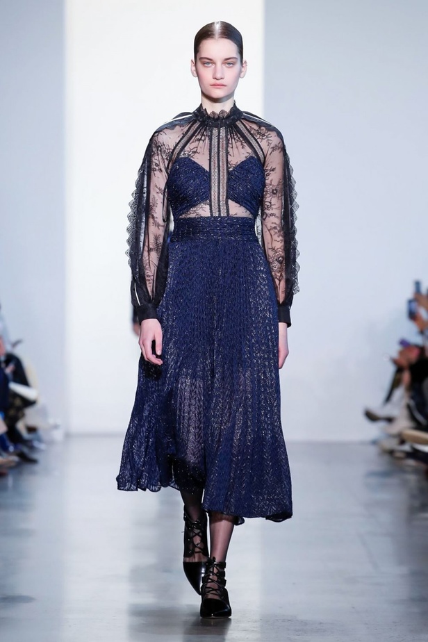 مجموعة Self Portrait للألبسة الجاهزة لخريف 2019