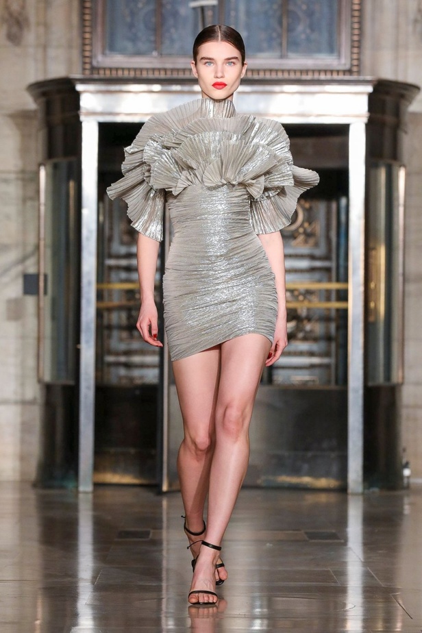 مجموعة اوسكار دي لارنتا من اسبوع الموضة في نيويورك 2020 