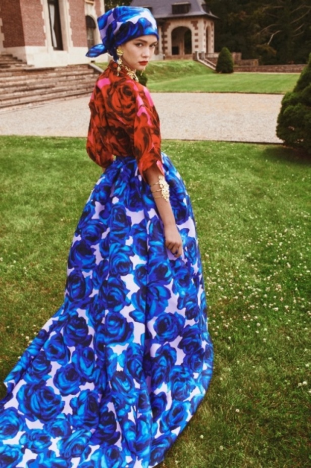 مجموعة ازياء كارولينا هيريرا ريزورت 2022 تحتفل بالحياة وبعيد الدار الأربعين 