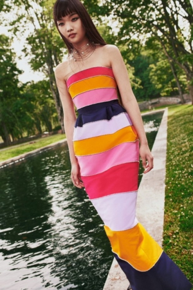 مجموعة ازياء كارولينا هيريرا ريزورت 2022 تحتفل بالحياة وبعيد الدار الأربعين 