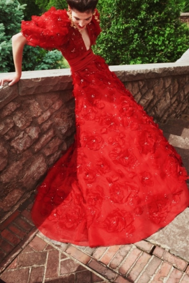 مجموعة ازياء كارولينا هيريرا ريزورت 2022 تحتفل بالحياة وبعيد الدار الأربعين 