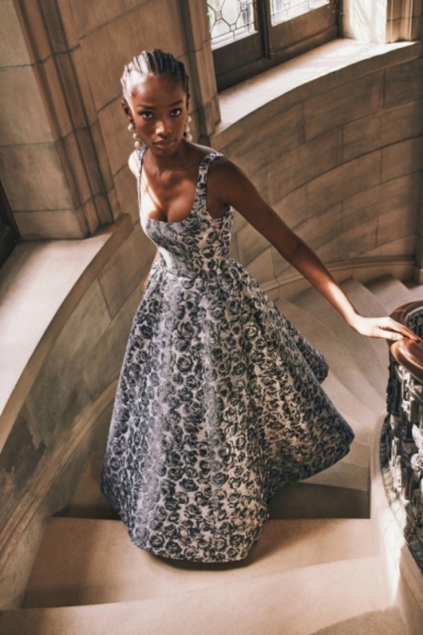 مجموعة ازياء كارولينا هيريرا ريزورت 2022 تحتفل بالحياة وبعيد الدار الأربعين 