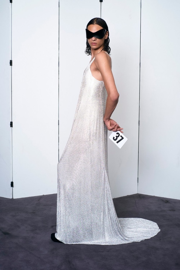 مجموعة هوت كوتور بالنسياغا balenciaga في باريس لخريف وشتاء 2021-2022