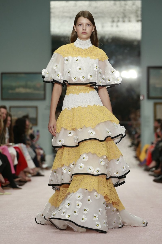 مجموعة كارولينا هيريرا لموسم ربيع وصيف 2019