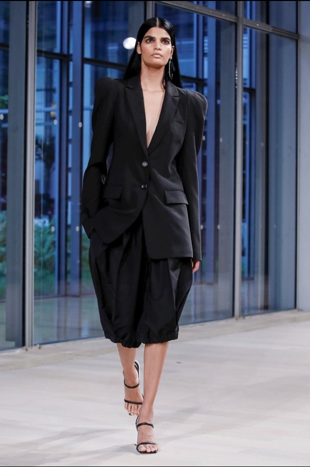 عرض أزياء تيبي لربيع وصيف 2020