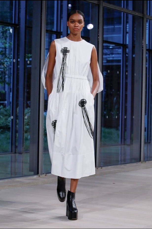 عرض أزياء تيبي لربيع وصيف 2020