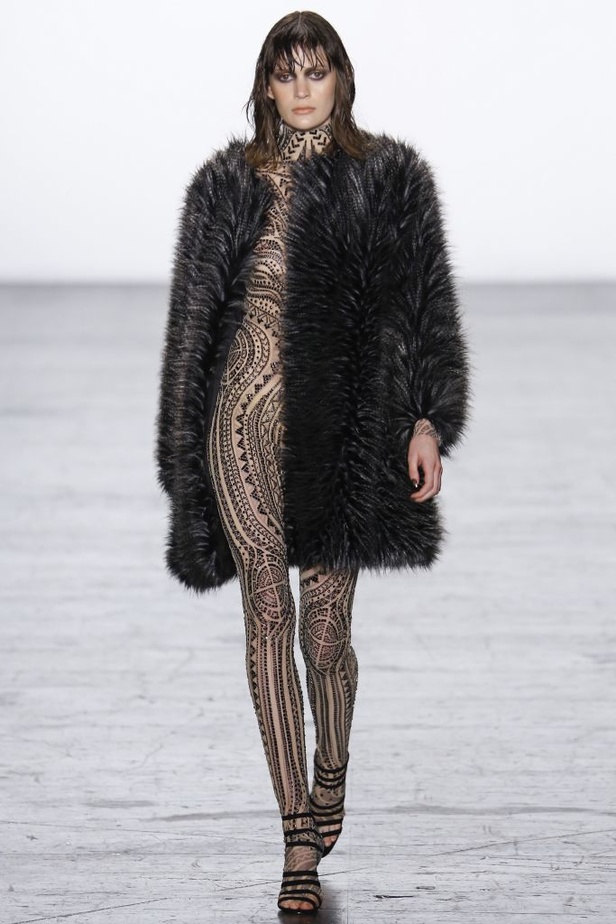 وشوم الجلد تغزو تصاميم Tadashi Shoji في نيويورك