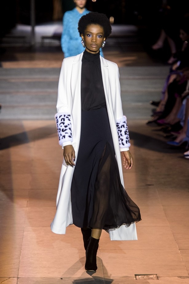 أزياء مفعمة بالألوان خلال عرض Carolina Herrera