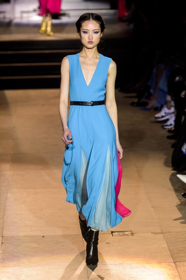 أزياء مفعمة بالألوان خلال عرض Carolina Herrera