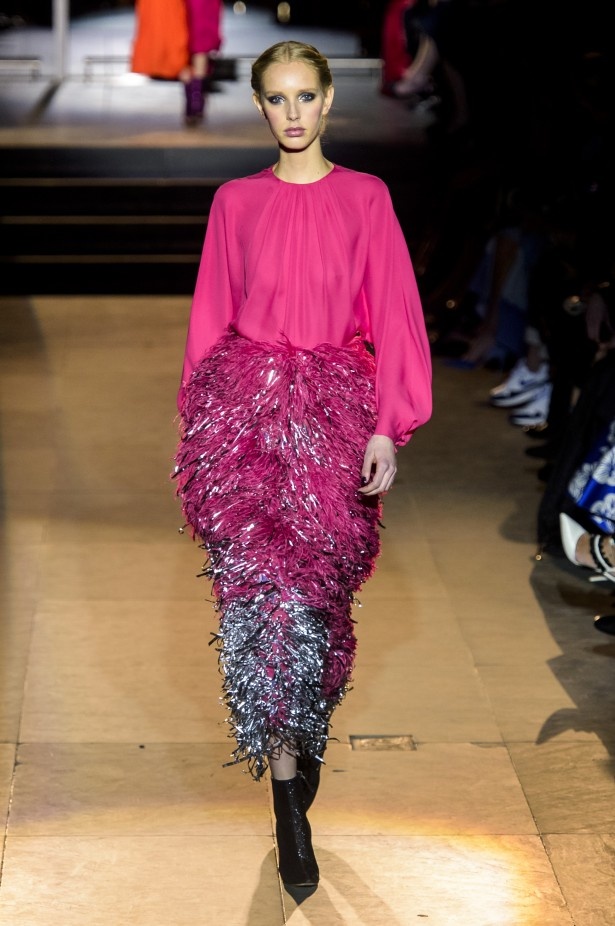 أزياء مفعمة بالألوان خلال عرض Carolina Herrera