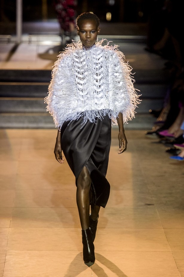 أزياء مفعمة بالألوان خلال عرض Carolina Herrera