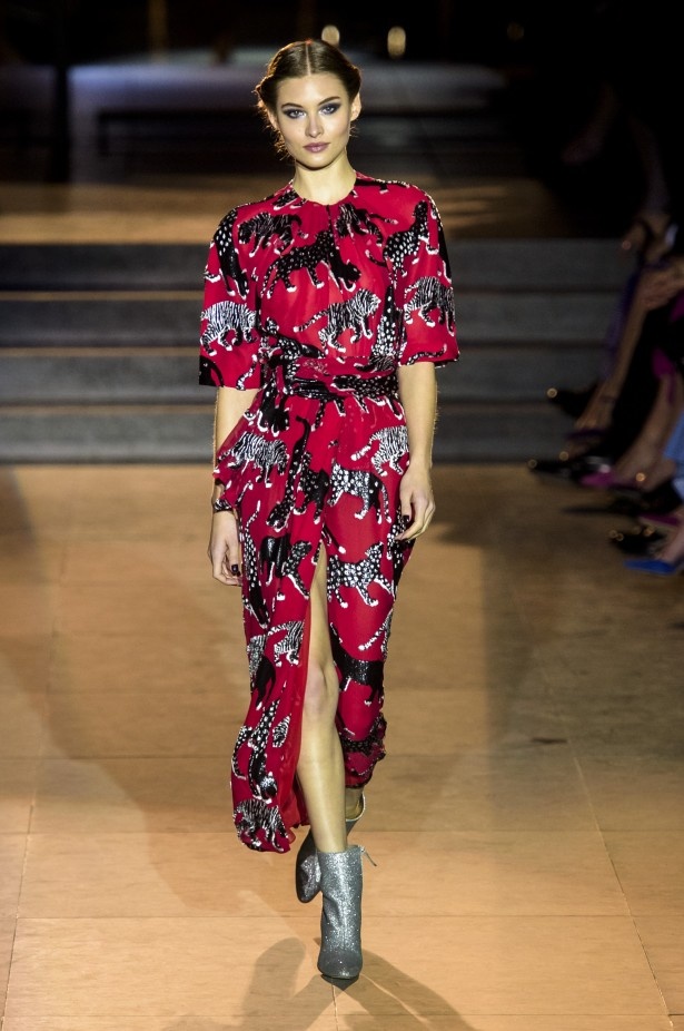 أزياء مفعمة بالألوان خلال عرض Carolina Herrera