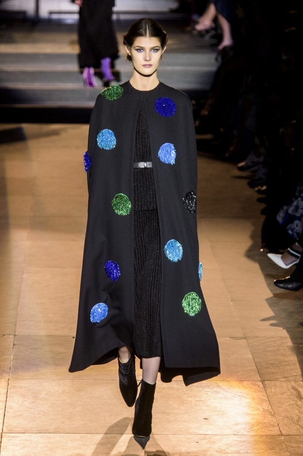 أزياء مفعمة بالألوان خلال عرض Carolina Herrera