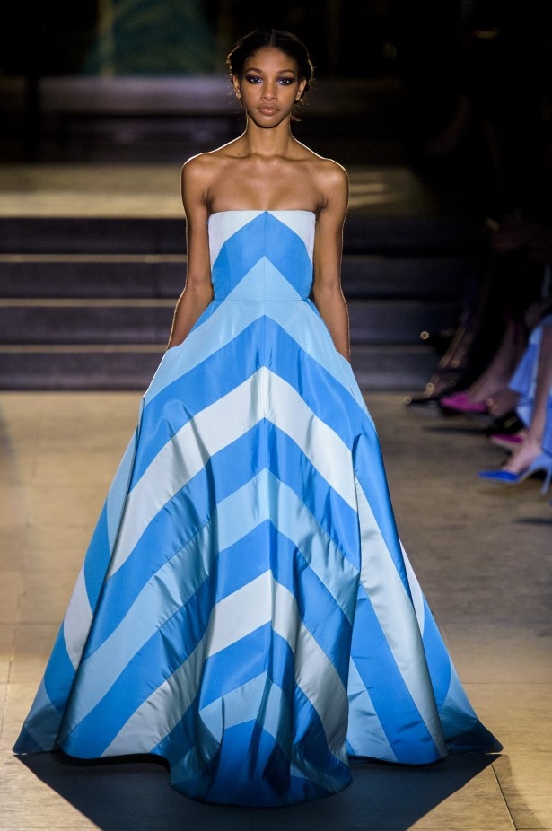 أزياء مفعمة بالألوان خلال عرض Carolina Herrera
