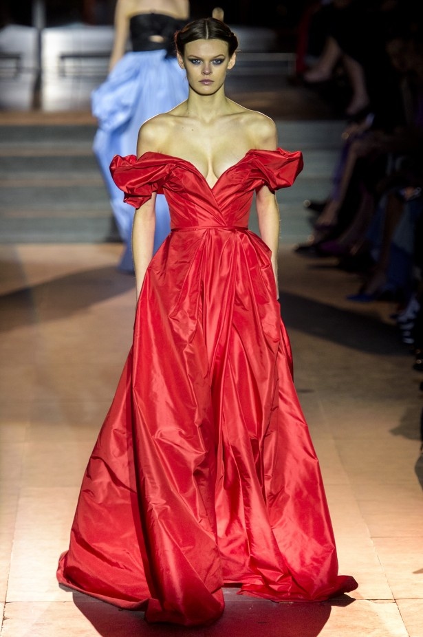 أزياء مفعمة بالألوان خلال عرض Carolina Herrera