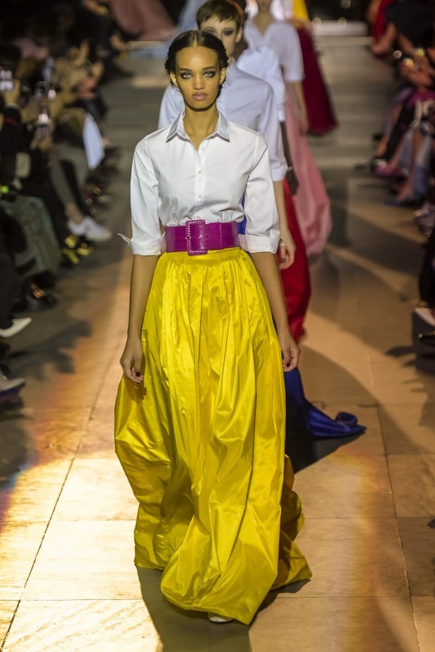 أزياء مفعمة بالألوان خلال عرض Carolina Herrera