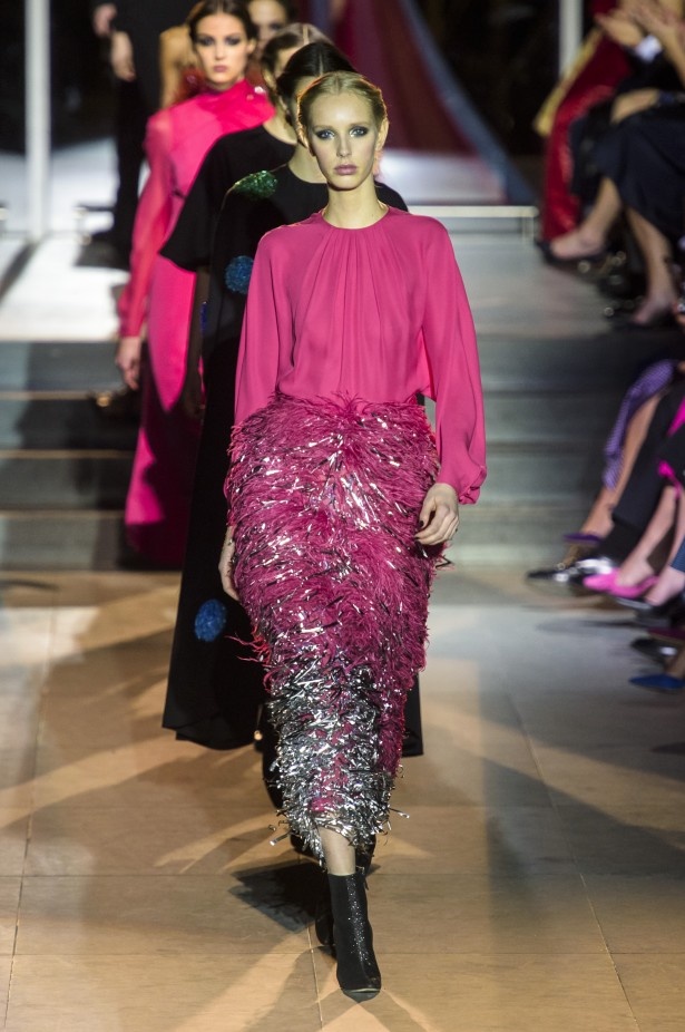 أزياء مفعمة بالألوان خلال عرض Carolina Herrera