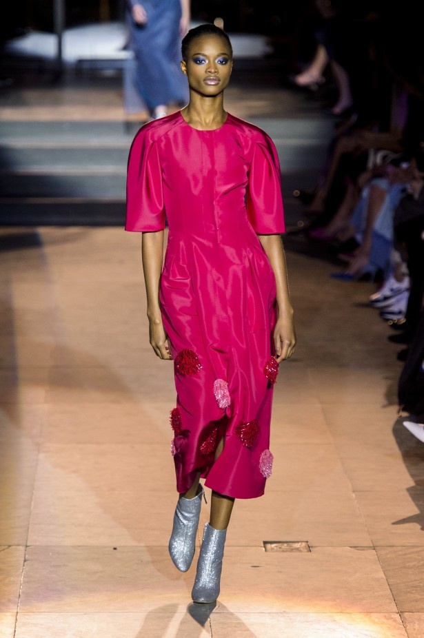 أزياء مفعمة بالألوان خلال عرض Carolina Herrera