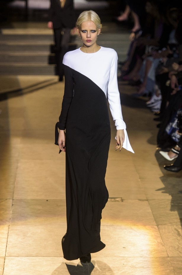 أزياء مفعمة بالألوان خلال عرض Carolina Herrera