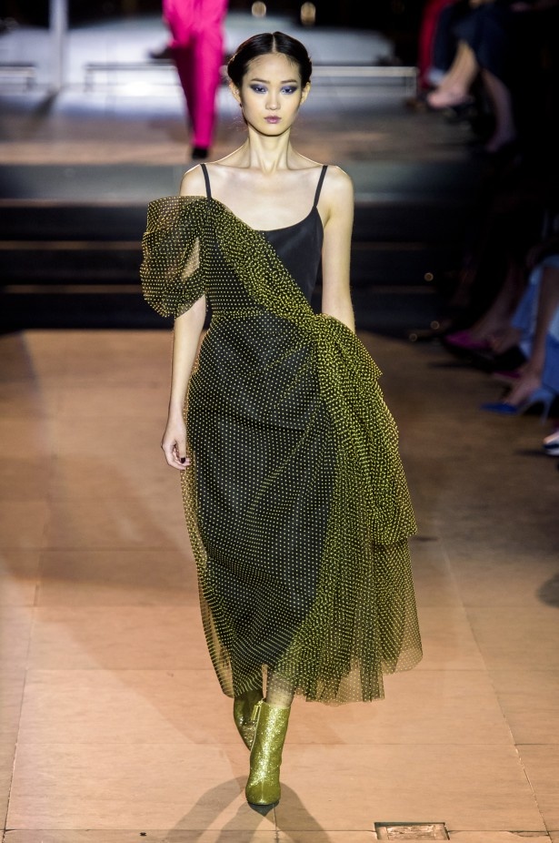 أزياء مفعمة بالألوان خلال عرض Carolina Herrera