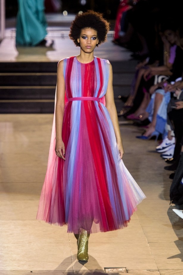 أزياء مفعمة بالألوان خلال عرض Carolina Herrera