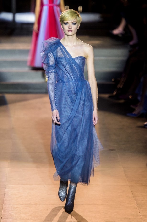 أزياء مفعمة بالألوان خلال عرض Carolina Herrera