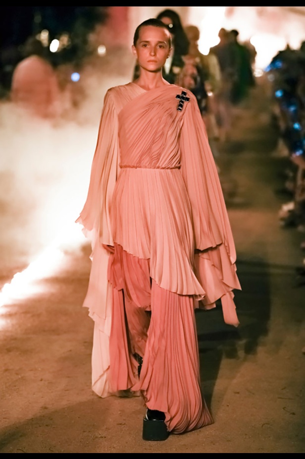 مجموعة Gucci كروز 2019.. مزج بين الأزياء المدنية الرياضية والتصاميم القوطية والدينية