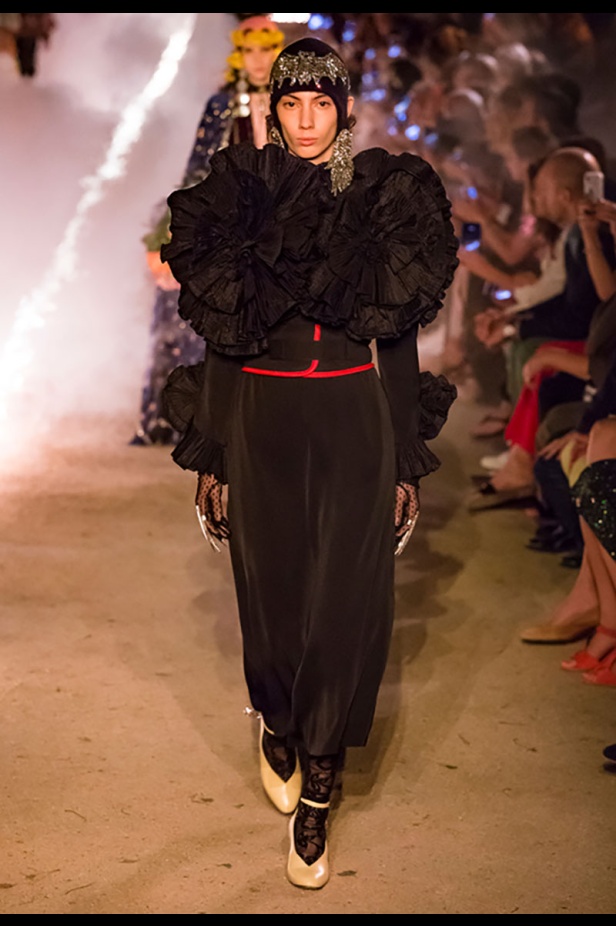 مجموعة Gucci كروز 2019.. مزج بين الأزياء المدنية الرياضية والتصاميم القوطية والدينية