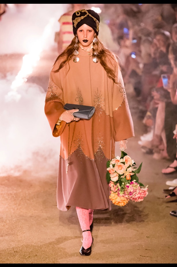 مجموعة Gucci كروز 2019.. مزج بين الأزياء المدنية الرياضية والتصاميم القوطية والدينية