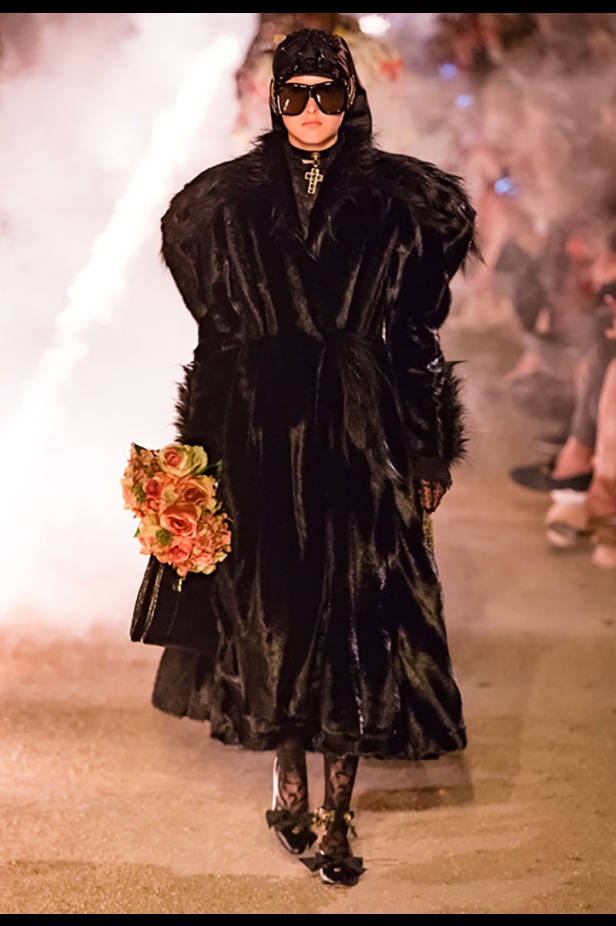 مجموعة Gucci كروز 2019.. مزج بين الأزياء المدنية الرياضية والتصاميم القوطية والدينية