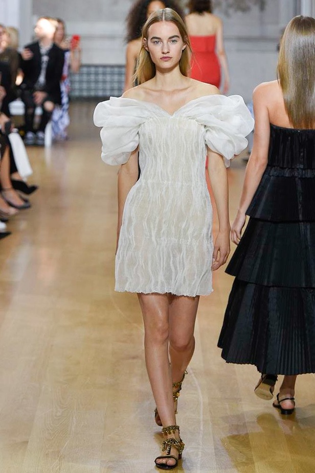 مجموعة اوسكار دي لا رنتا لموسم ربيع وصيف 2017