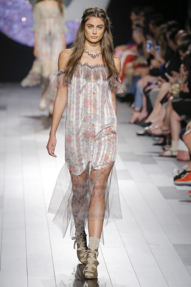 مجموعة Anna Sui لربيع وصيف 2018