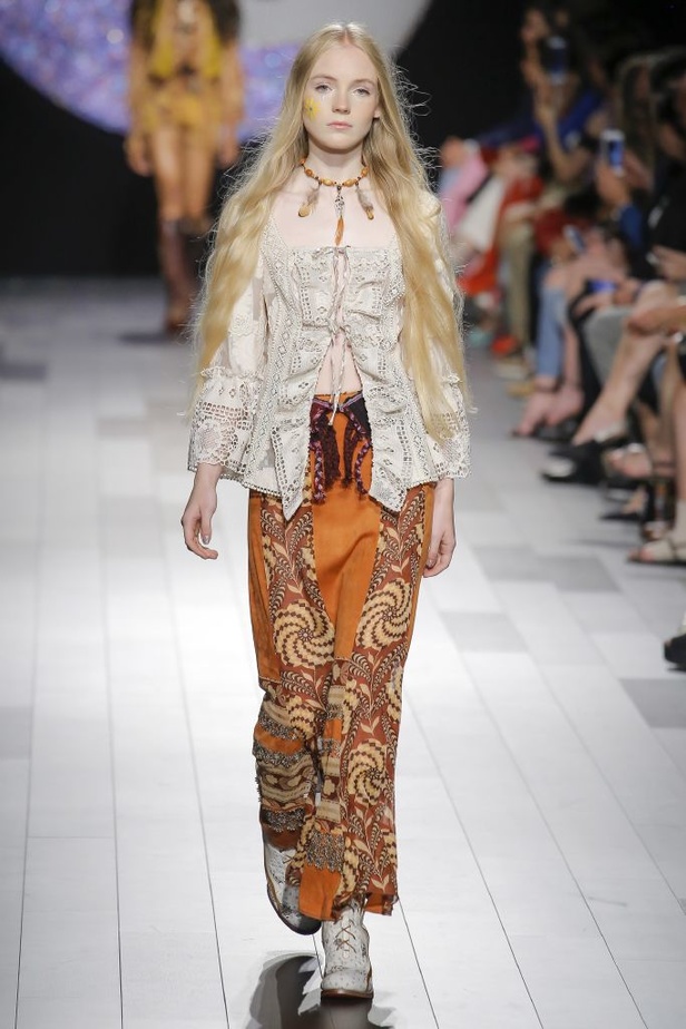 مجموعة Anna Sui لربيع وصيف 2018