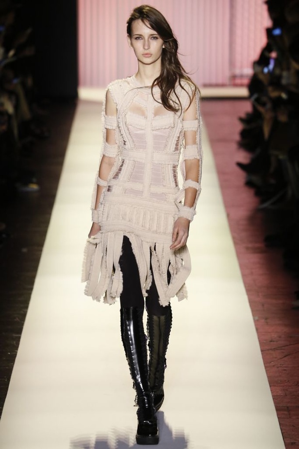 دار Hervé Léger تنتقل الى عالم الـPunk في مجموعة خريف 2016