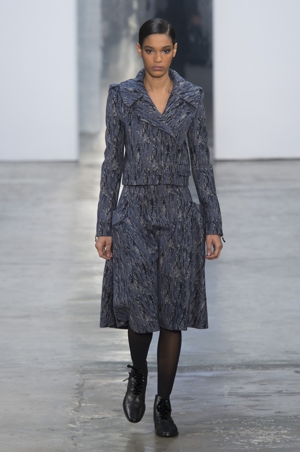 كارولينا هيريرا تقدّم تصاميم كلاسيكية لخريف وشتاء 2017