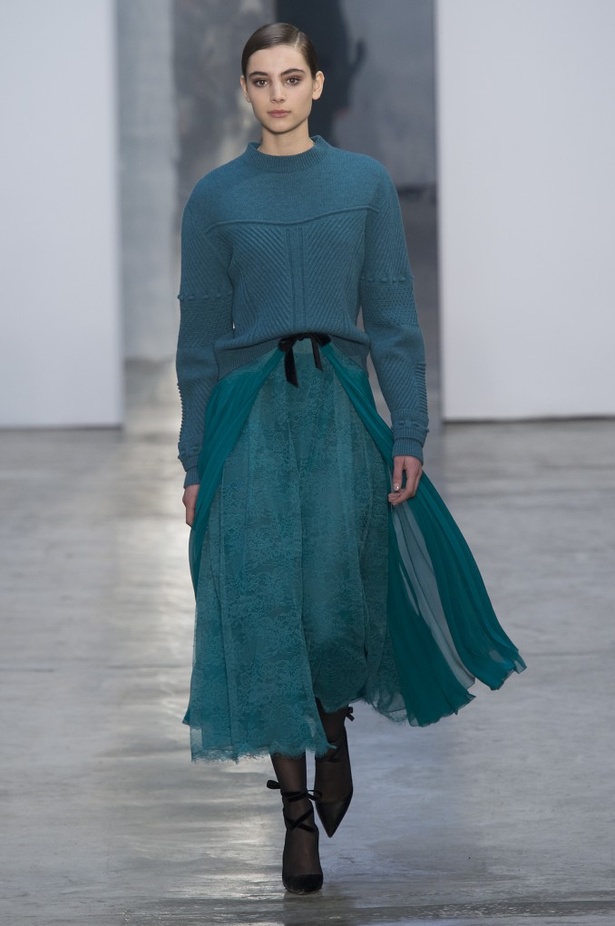 كارولينا هيريرا تقدّم تصاميم كلاسيكية لخريف وشتاء 2017