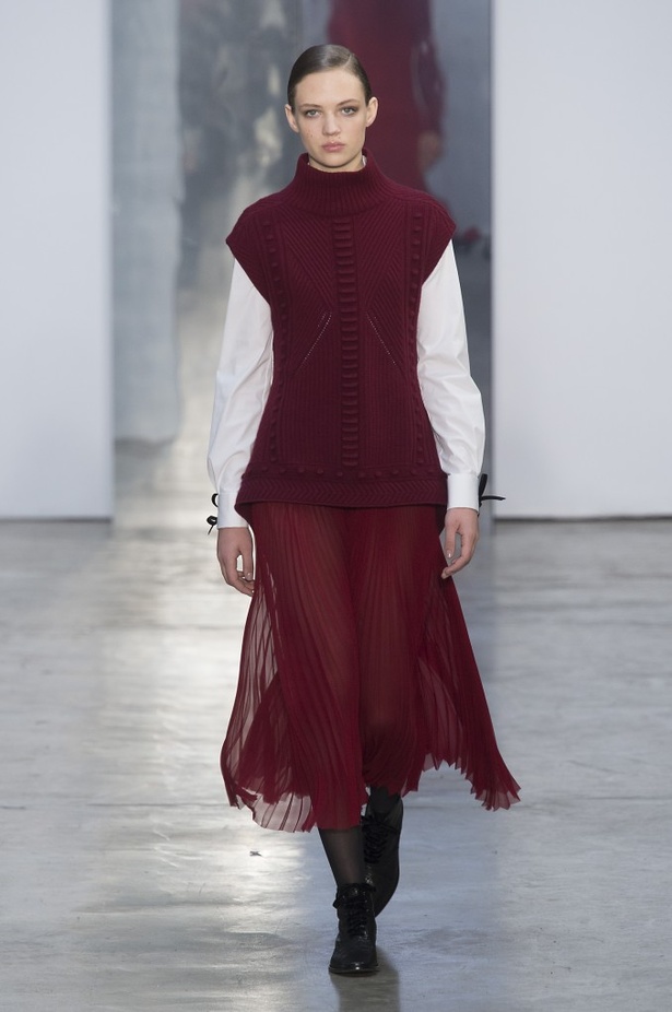 كارولينا هيريرا تقدّم تصاميم كلاسيكية لخريف وشتاء 2017