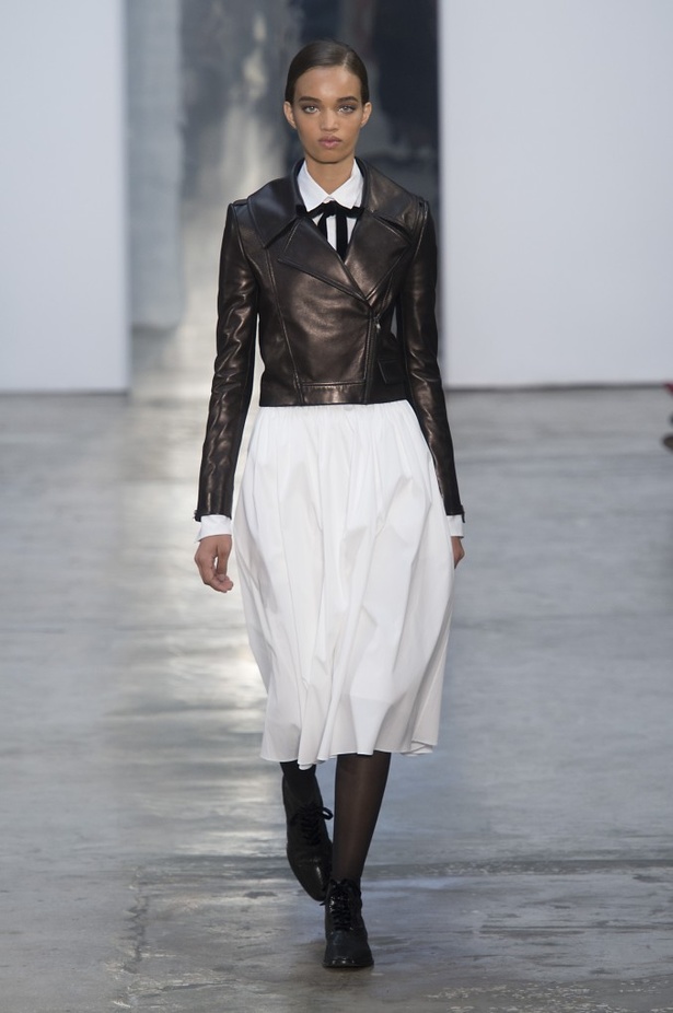 كارولينا هيريرا تقدّم تصاميم كلاسيكية لخريف وشتاء 2017