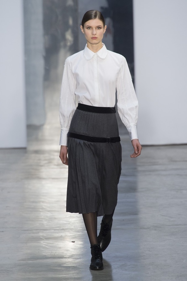 كارولينا هيريرا تقدّم تصاميم كلاسيكية لخريف وشتاء 2017