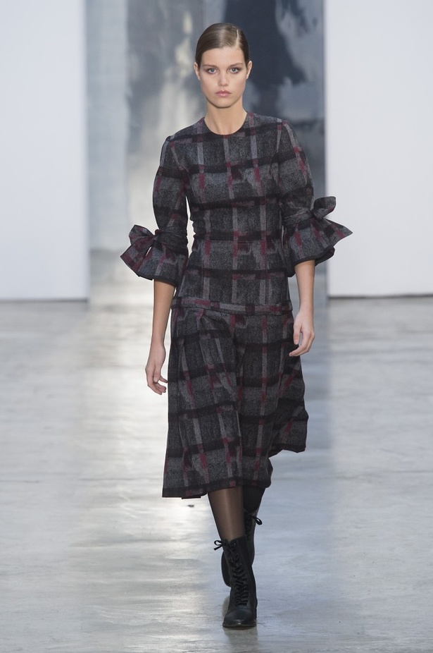 كارولينا هيريرا تقدّم تصاميم كلاسيكية لخريف وشتاء 2017