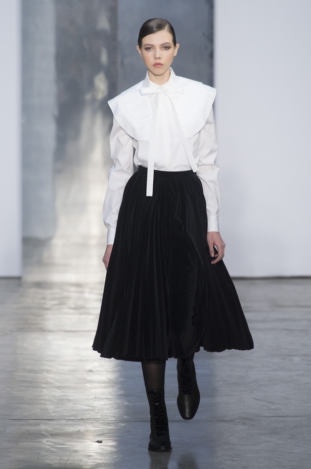 كارولينا هيريرا تقدّم تصاميم كلاسيكية لخريف وشتاء 2017