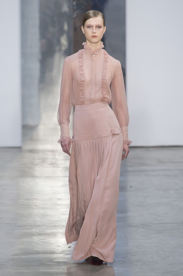 كارولينا هيريرا تقدّم تصاميم كلاسيكية لخريف وشتاء 2017