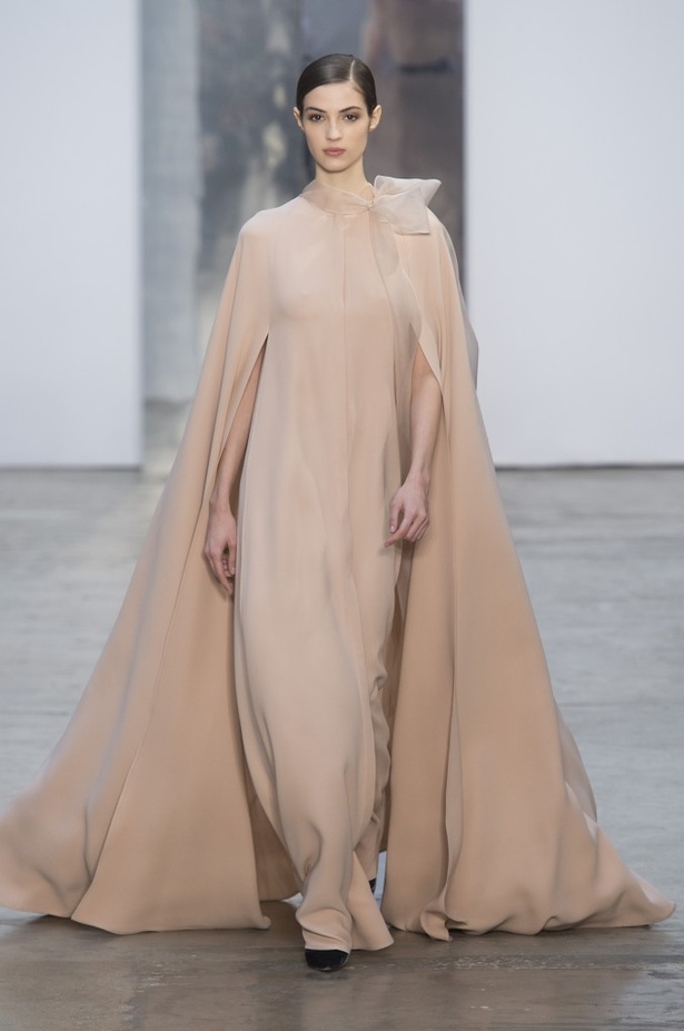 كارولينا هيريرا تقدّم تصاميم كلاسيكية لخريف وشتاء 2017